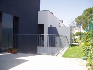 Em2 - Construcción Viviendas de Diseño - Sonsoles - Casa Unifamilar - Reformas y Decoración de Exteriores, Fachada con Patio